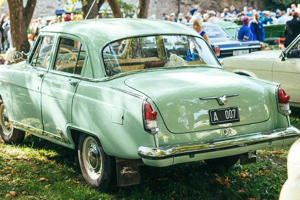 Quels types de robes maxi sont les plus adaptés pour des soirées estivales en ville?