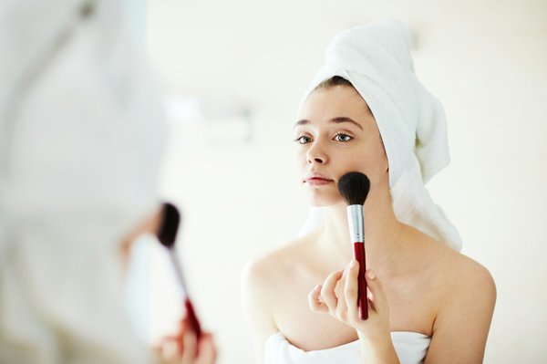 Comment réaliser un maquillage de mariage naturel et longue tenue pour une mariée ?